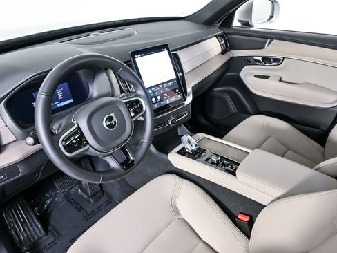 Used 2025 Volvo XC90 B5 Plus image 5