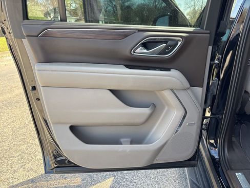 Used 2022 Chevrolet Suburban LT w/ LT Signature Package image 19