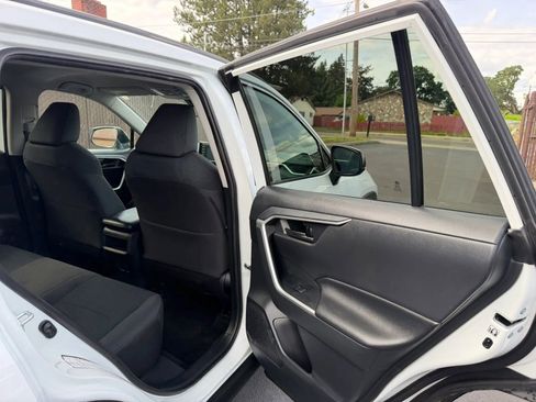 Used 2019 Toyota RAV4 LE FWD image 12