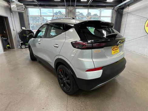Used 2023 Chevrolet Bolt EUV LT w/ Convenience Package FWD image 3