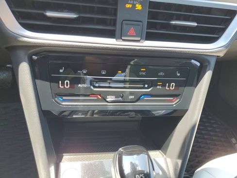 Used 2025 Volkswagen Taos SE w/ Panoramic Sunroof Package FWD image 31