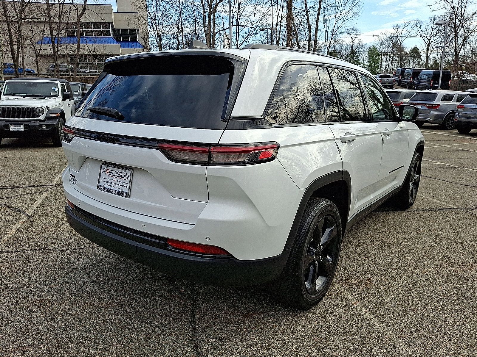 Used 2023 Jeep Grand Cherokee Altitude AWD/4WD image 7