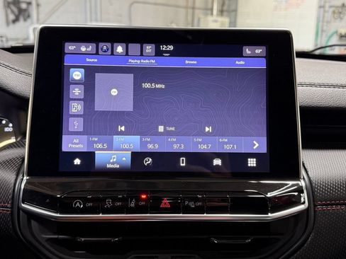 Used 2023 Jeep Compass Trailhawk w/ Trailhawk Convenience Group AWD/4WD image 12