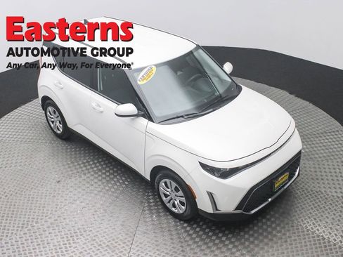 Used 2025 Kia Soul LX FWD image 3