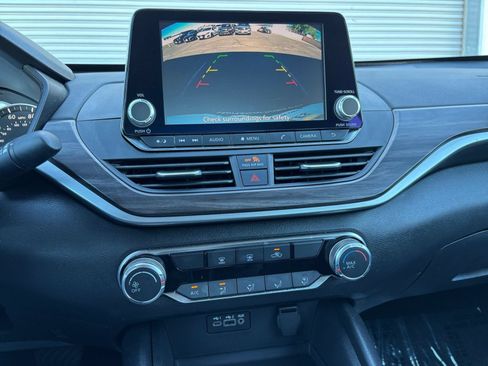 Used 2025 Nissan Altima 2.5 SV FWD image 17