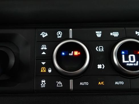 Used 2024 Land Rover Defender 110 X-Dynamic SE AWD/4WD image 31