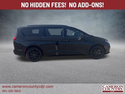 New 2026 Chrysler Pacifica Select w/ S Appearance Package FWD image 2