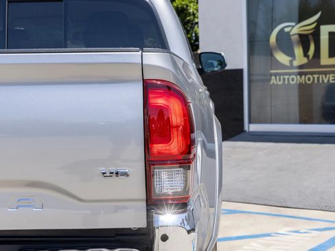 Used 2021 Toyota Tacoma SR5 AWD/4WD image 17