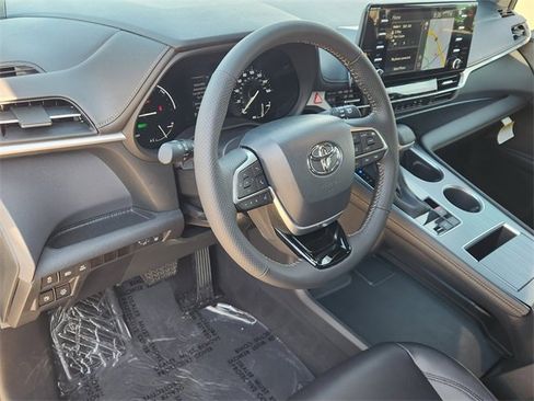 Used 2023 Toyota Sienna XLE Woodland Edition image 2