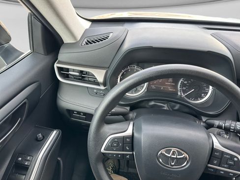 Used 2023 Toyota Highlander L FWD image 29