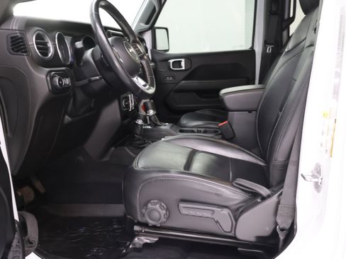 Used 2019 Jeep Wrangler Unlimited Sahara AWD/4WD image 7