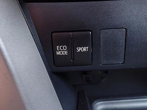 Used 2016 Toyota RAV4 LE FWD image 17