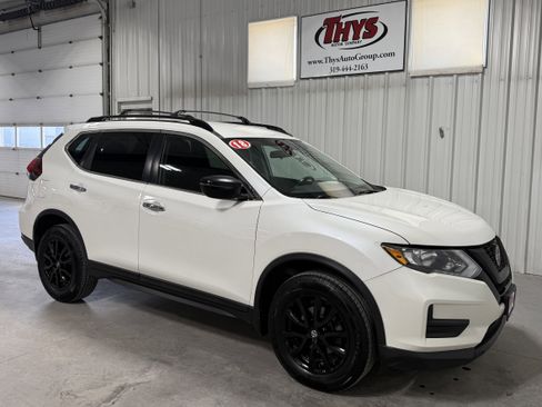 Used 2018 Nissan Rogue SV image 1