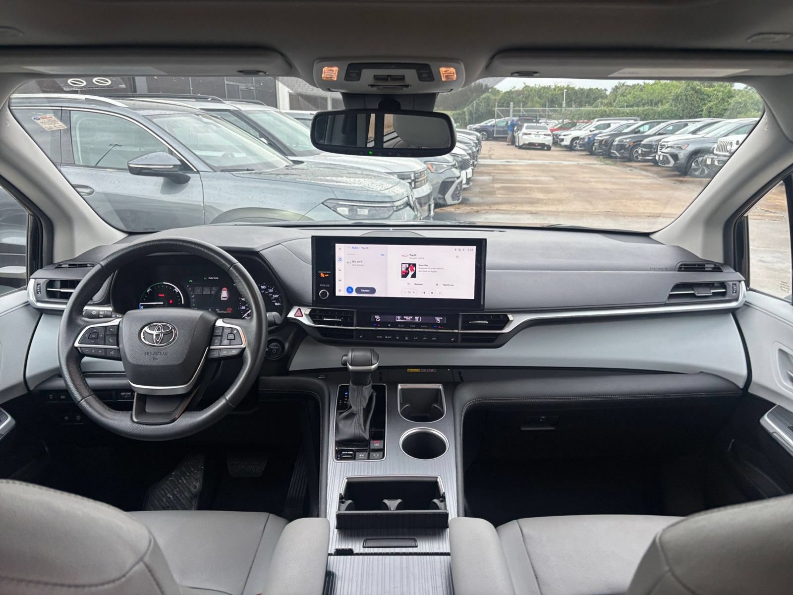 Used 2025 Toyota Sienna XLE FWD image 35