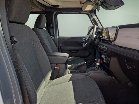 Used 2025 Jeep Wrangler Unlimited Sahara image 13