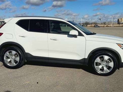 Used 2020 Volvo XC40 T5 Momentum image 2