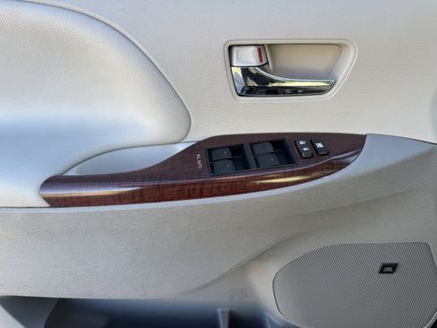 Used 2012 Toyota Sienna XLE image 9