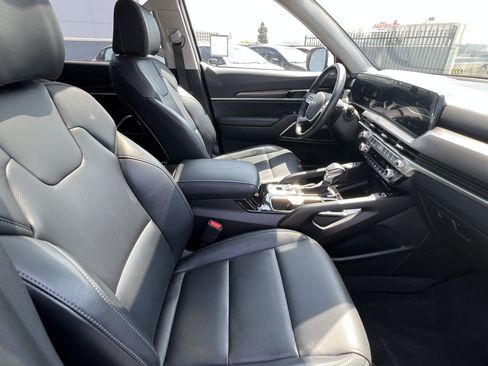Used 2025 Kia Telluride S FWD image 17