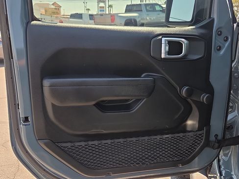 Used 2024 Jeep Gladiator Sport AWD/4WD image 13