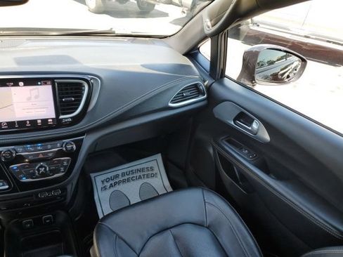 Used 2021 Chrysler Pacifica Touring-L w/ Uconnect Theater Family Group AWD/4WD image 17