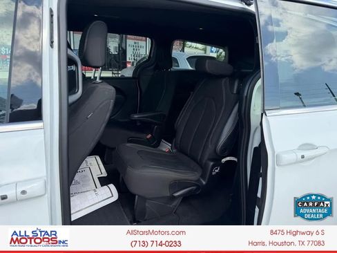 Used 2022 Chrysler Pacifica Touring FWD image 12