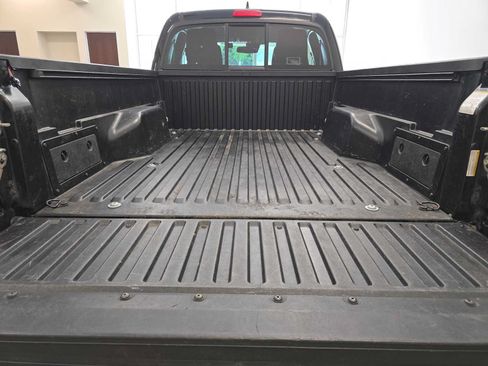 Used 2018 Toyota Tacoma SR5 AWD/4WD image 30