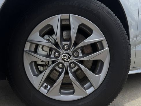 Used 2024 Toyota Sienna XLE w/ XLE Plus Package AWD/4WD image 9