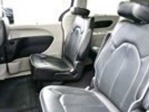 Used 2023 Chrysler Pacifica Limited image 5