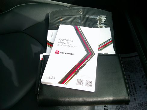 Used 2024 Toyota Highlander XLE image 19