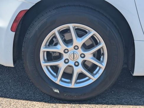 Used 2024 Chrysler Pacifica Touring-L FWD image 9