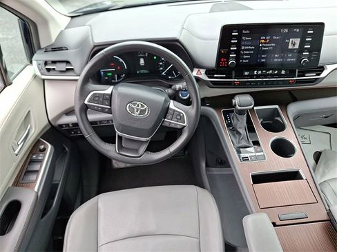 Used 2024 Toyota Sienna XLE image 13