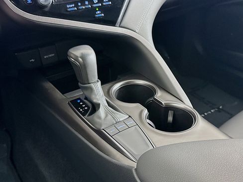 Used 2024 Toyota Camry SE image 5