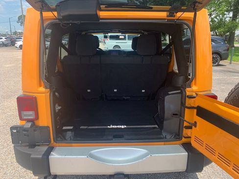 Used 2012 Jeep Wrangler Unlimited Sahara w/ Max Tow Pkg AWD/4WD image 7
