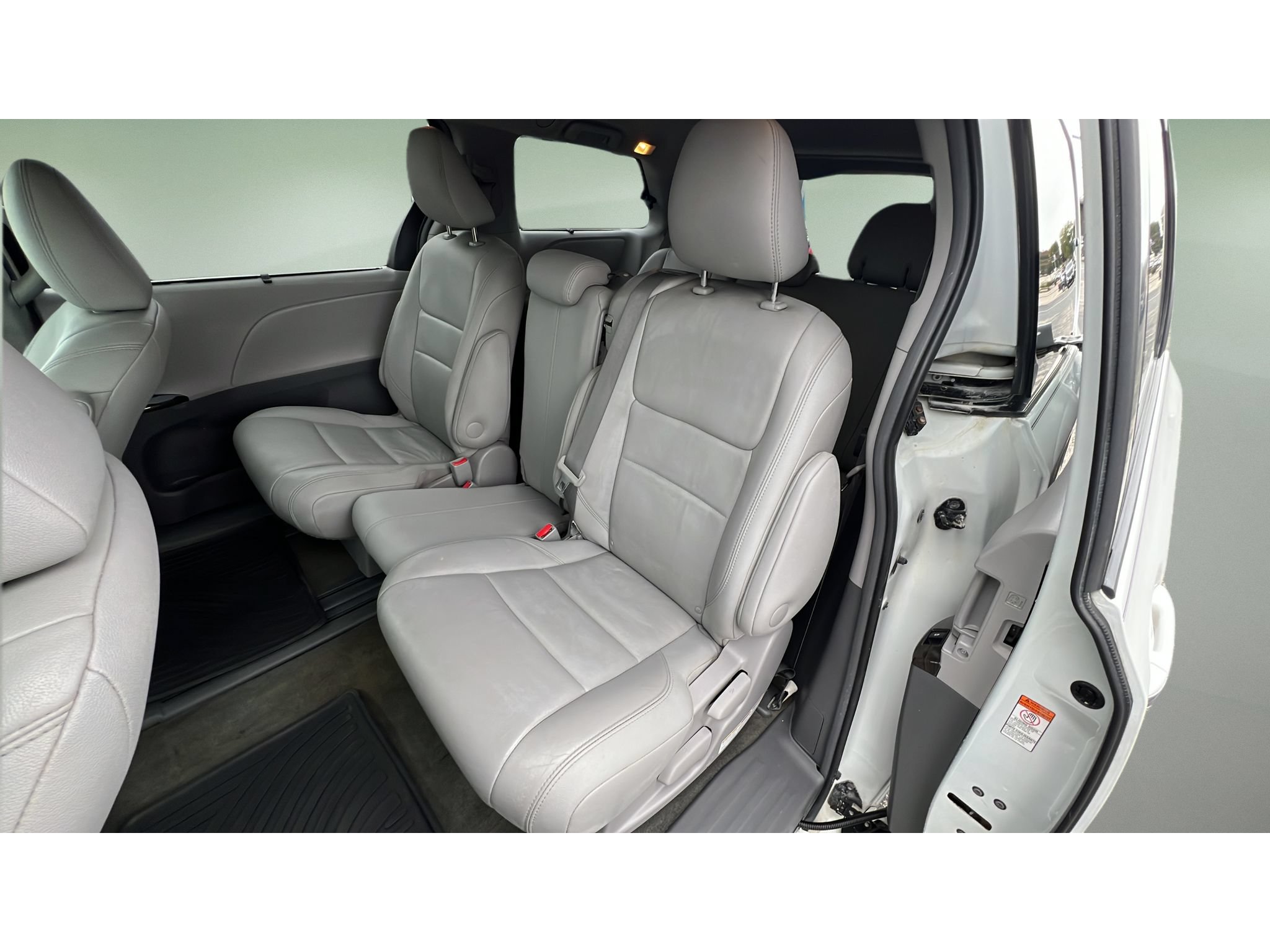 Used 2017 Toyota Sienna XLE FWD image 28