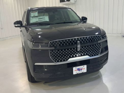 New 2026 Lincoln Navigator Premiere AWD/4WD image 4