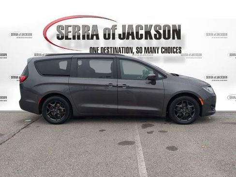 Used 2018 Chrysler Pacifica Touring-L w/ S Appearance Package image 9
