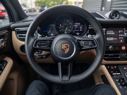 Certified 2026 Porsche Macan AWD/4WD image 6