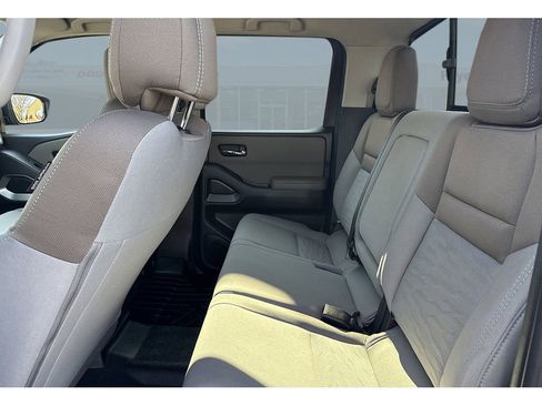 Used 2023 Nissan Frontier SV image 17