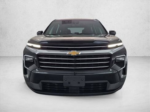 Used 2024 Chevrolet Traverse LT FWD image 2