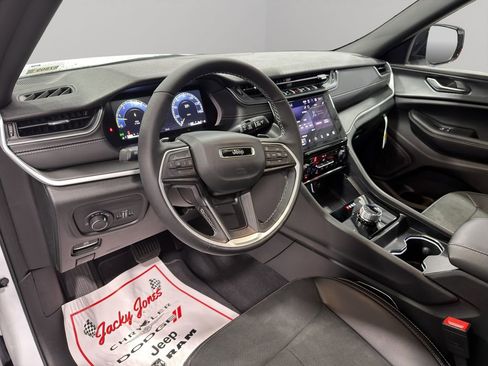 New 2025 Jeep Grand Cherokee Altitude image 5