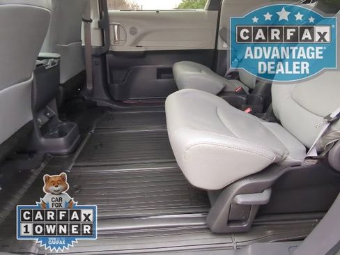 Used 2024 Toyota Sienna Limited image 22