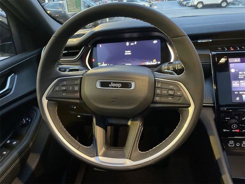 Used 2023 Jeep Grand Cherokee Altitude image 16