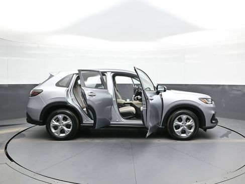 Certified 2023 Honda HR-V LX image 40
