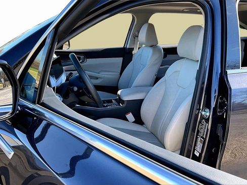 Certified 2025 Kia Sorento EX w/ Panoramic Sunroof Package image 27