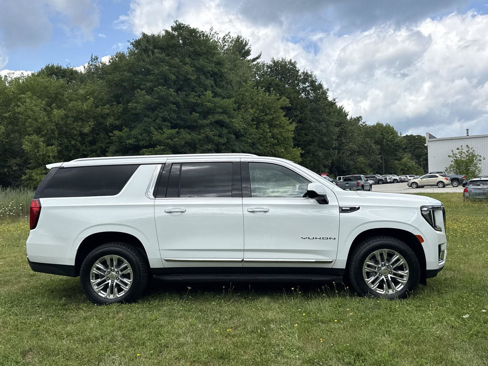 Used 2023 GMC Yukon XL SLT AWD/4WD image 9