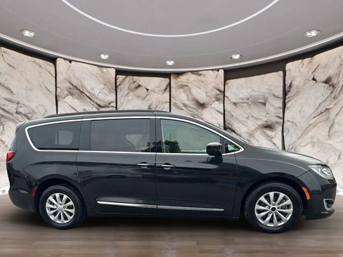 Used 2017 Chrysler Pacifica Touring-L image 4