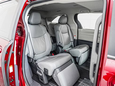 Used 2024 Toyota Sienna Limited image 10