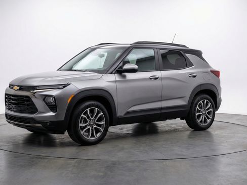 Used 2025 Chevrolet TrailBlazer LT image 3