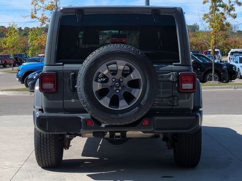 Used 2018 Jeep Wrangler Unlimited Sahara image 3