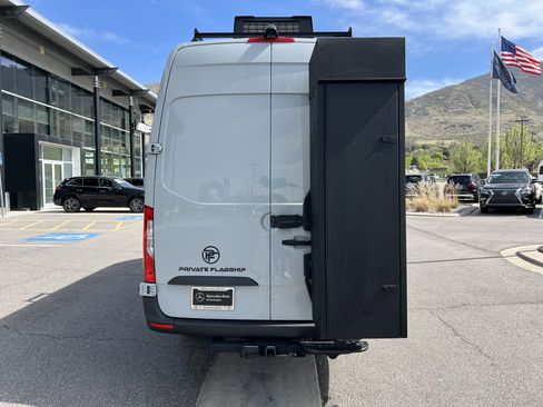 Used 2022 Mercedes-Benz Sprinter 2500 image 11